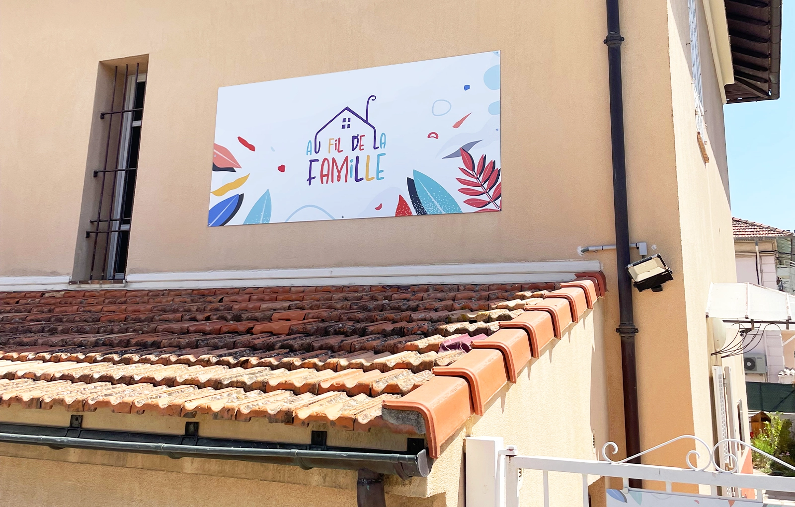 Photographie d'une affiche concernant l'association Au Fil de la Famille